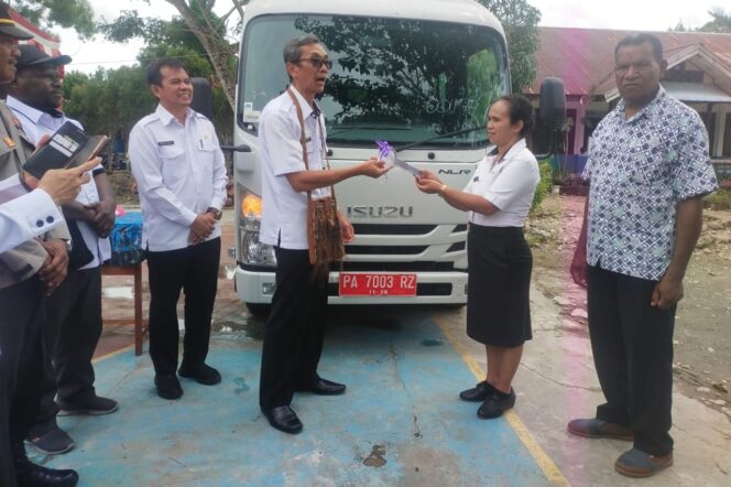 
					Penyerahan simbolis bantuan bus sekolah untuk SMAN 6 Skow Jayapura, Rabu 7 Februari 2024. (KabarPapua.co/Natalya Yoku)