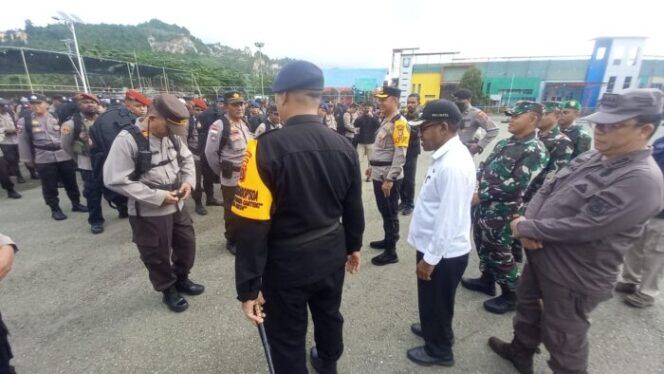 
					Penjabat Wali Kota Jayapura, Frans Pekey saat mengecek kesiapan pasukan pengamanan Pemilu, Sabtu 10 Februari 2024. (KabarPapua.co/Natalya Yoku)