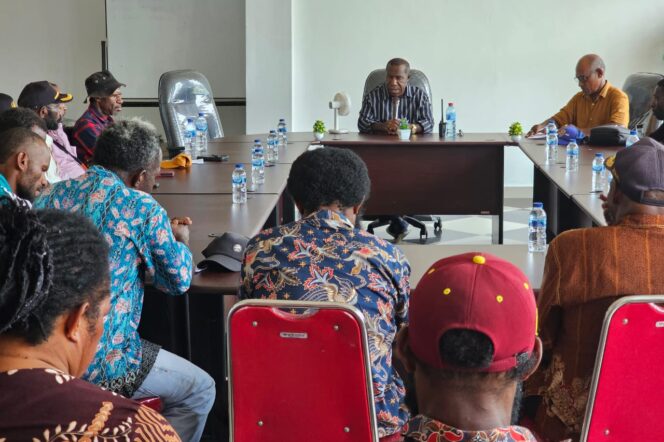 
					Penjabat Bupati Nduga, Edison Nggwijangge saat Rakor bersama Kepala Distrik membahas potensi gangguan Pemilu 2024. (KabarPapua.co/Satefanus Tarsi)