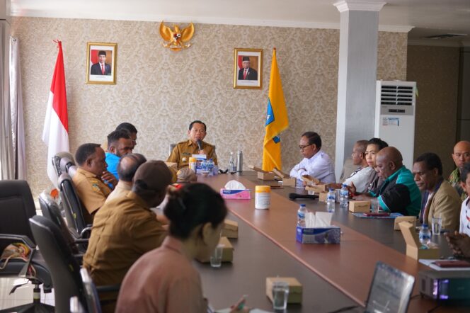 
					Penjabat Bupati Jayawijaya, Sumule Tumbo menggelar rapat dalam rangka verifikasi data penerima raskin, Senin 12 Februari 2024. (KabarPapua.co/Stefanus Tarsi)