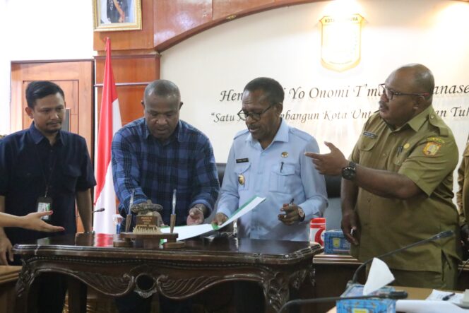 
					Penjabat Wali Kota Jayapura, Frans Pekey menandatangani kerja sama perlindungan bagi penyelenggara pemilu, Selasa 13 Februari 2024. (KabarPapua.co/Natalya Yoku)