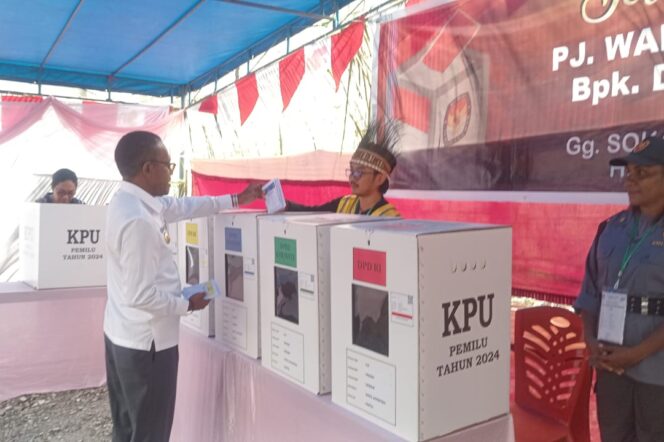 
					Penjabat Wali Kota Jayapura, Frans Pekey menyalurkan hak pilih di TPS 42 Waena, Rabu 14 Februari 2024. (KabarPapua.co/Natalya Yoku)