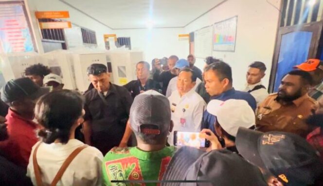 
					Penjabat Bupati Jayawijaya, Sumule Tumbo mendatangi masyarakat yang menahan logistik pemilu 21 TPS di Wamena, Rabu 14 Februari 2024. (KabarPapua.co/Stefanus Tarsi)