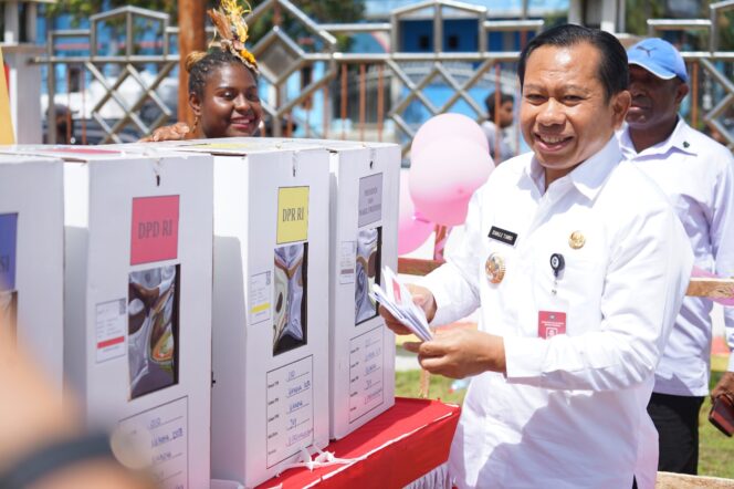 
					Penjabat Bupati jayawijaya, Sumule Tumbo tersenyum usai menyalurkan hak pilihnya di TPS Wamena Kota, Rabu 14 Februari 2024. (KabarPapua.co/Stefanus Tarsi)