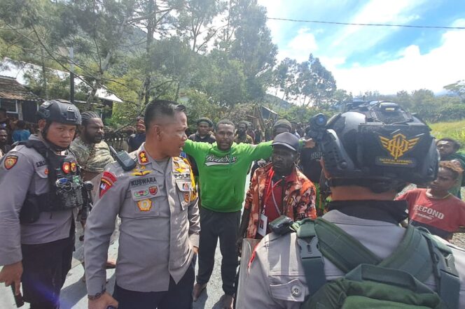 
					Kapolres Puncak Jaya, AKBP Kuswara meredam masa pendukung caleg yang terlibat saling serang. (Dok Polda Papua)