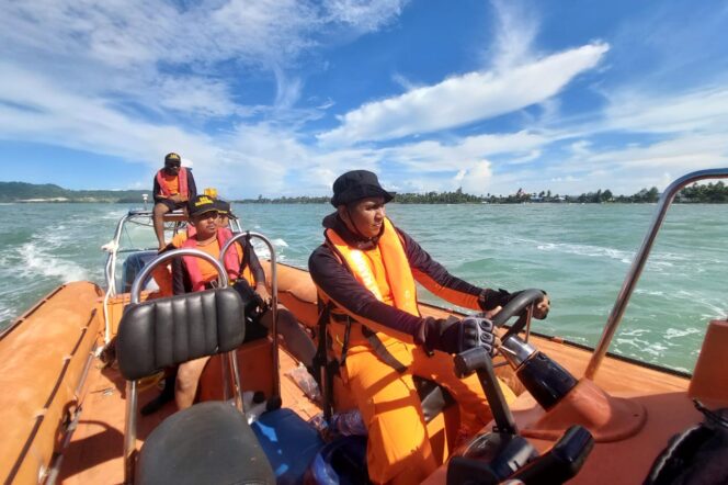 
					Tim Basarnas Jayapura saat melakukan pencarian dua korban tenggelam di Pantai Holtekmap, Sabtu 17 Februari 2024. (SAR Jayapura)