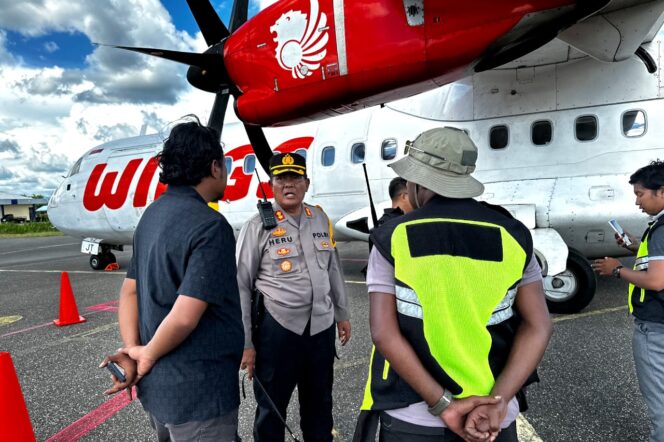 
					Aparat kepolisian menyelidiki kasus penembakan pesawat Wings Air  di Bandara Nop Goliat Dekai, Kabupaten Yahukimo, Papua Pegunungan, Sabtu 17 Februari 2024. (Dok Polda Papua)