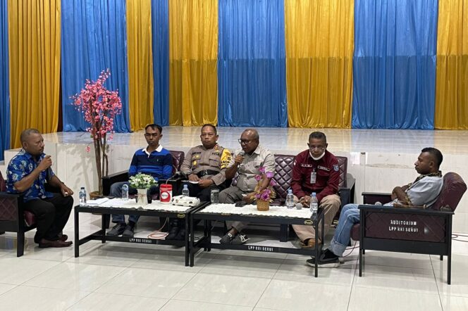 
					Penjabat Bupati Kepulauan Yapen, Welliam saat menghadiri dialog interaktif di LPP RRI Serui, Sabtu 17 Februari 2024. (KabarPapua.co/Ainun Faathirjal)