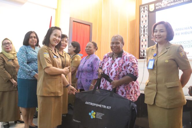 
					Dinas Kesehatan Kota Jayapua membagikan alat Antropometri kepada perwakilan Posyandu, Selasa 20 Februari 2024. (KabarPapua.co/Natalya Yoku)