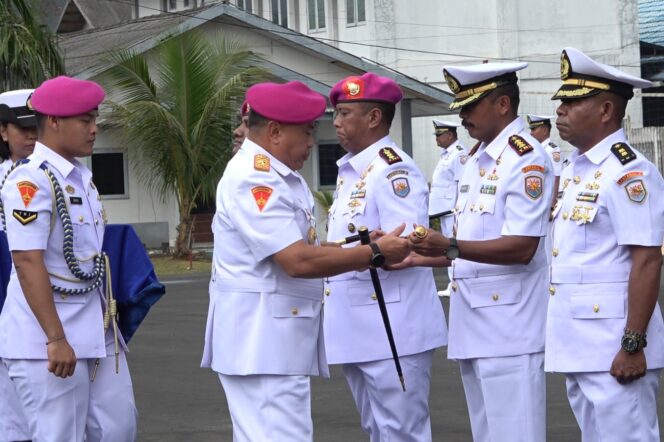 
					Komandan Lantamal X Jayapura, Brigjen TNI (Mar) Ludi Prastyono memimpin sertijab 2 jabatan strategis Lantamal X, Kamis 22 Februari 2024. (KabarPapua.co/Imelda)