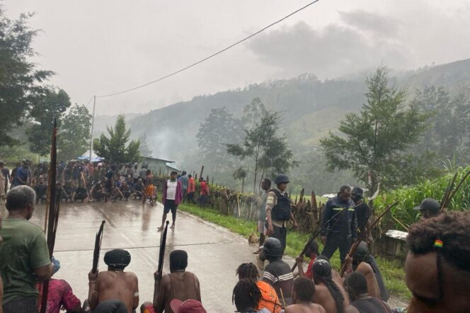 
					Aparat kepolisian saat meredam massa pendukung partai yang terlibat bentrok di Kabupaten Lanny Jaya. (Dok Polres Lanny Jaya)