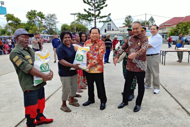 
					Penjabat Bupati Jayawijaya, Sumule Tumbo menyerahkan secara simbolis bantuan pangan beras kepada masyarakat, Jumat 23 Februari 2024. (KabarPapua.co/Stefanus Tarsi)