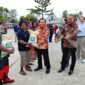 Penjabat Bupati Jayawijaya, Sumule Tumbo menyerahkan secara simbolis bantuan pangan beras kepada masyarakat, Jumat 23 Februari 2024. (KabarPapua.co/Stefanus Tarsi)