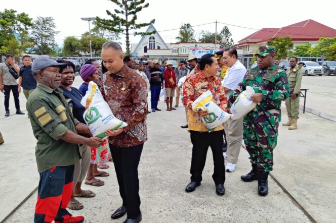 
					Penjabat Gubernur Papua Pegunungan, Velix Vernando Wanggai menyerahkan simbolis paket bantuan pangan beras di Kabupaten Jayawijaya, Jumat 23 Februari 2024. (KabarPapua.co/Stefanus Tarsi)