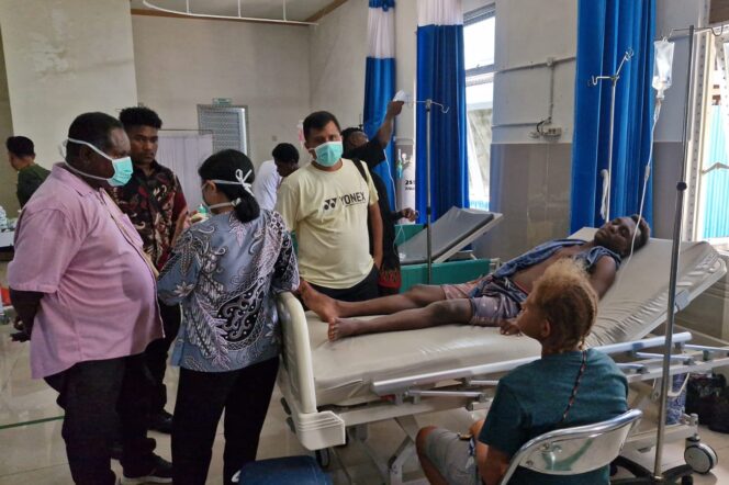 
					Bupati Asmat Elisa Kambu mengecek kondisi warga yang keracunan miras di RSUD Perpetua J Safanpo, Sabtu 24 Februari 2024. (KabarPapua.co/Abdel Syah)