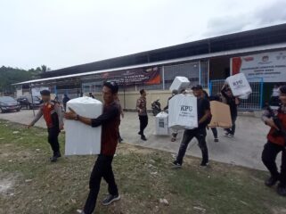 Distribusi logistik pemilu ke TPS jelang pemungutan suara ulang, Sabtu 24 Februari 2024. (KabarPapua.co/Natalya Yoku)