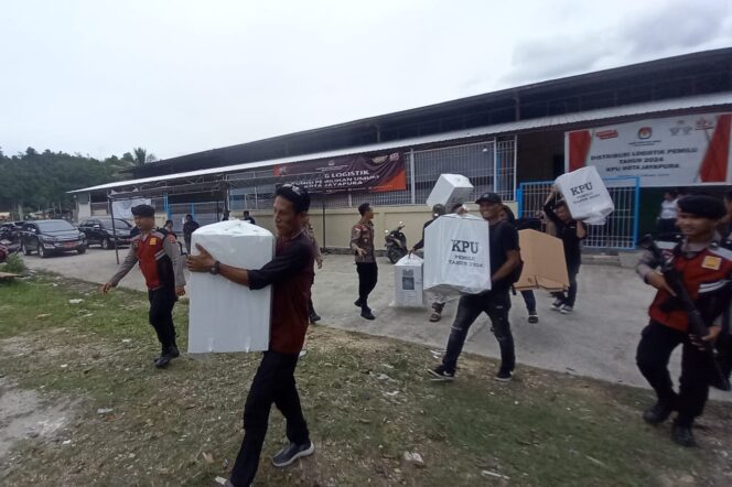 
					Distribusi logistik pemilu ke TPS jelang pemungutan suara ulang, Sabtu 24 Februari 2024. (KabarPapua.co/Natalya Yoku)
