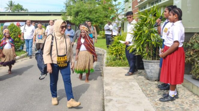 
					Deputi Bidang Kemaritiman dan Sumber Daya Alam, Vivi Yulaswati mengunjungi Sekolah Asrama Taruna Papua. (Dok Freeport)