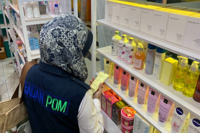 
					Petugas BBPOM di Jayapura saat melakukan pengawasan produk kosmetik di klinik kecantikan. (Dok BBPOM di Jayapura)