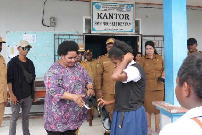 
					Ketua TP PKK Kabupaten Nduga, Rebeka Wandikbo menyalurkan bantuan sepatu sekolah gratis, Selasa 17 Februari 2024. (KabarPapua.co/Stefanus Tarsi)