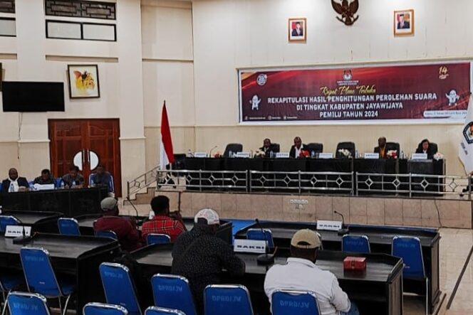 
					Pembukaan Rapat pleno terbuka rekapitulasi suara pemilu di Gedung DPRD Jayawijaya, Selasa 27 Februari 2024. (KabarPapua.co/Stefaus Tarsi)