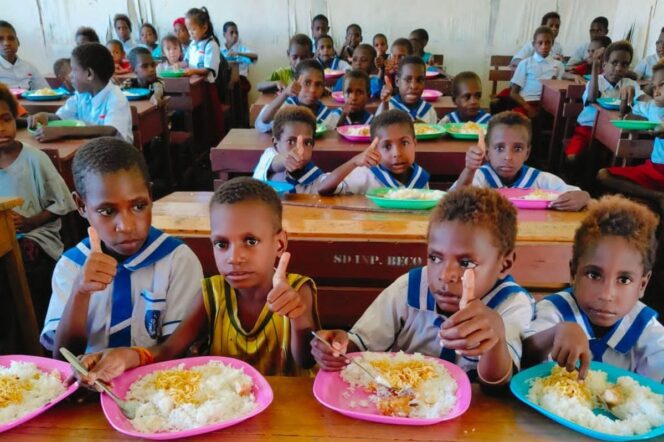 
					Dinas Pendidikan Asmat menggelar makan gratis bersama murid sekolah dasar. (KabarPapua.co/Abdel Syah)