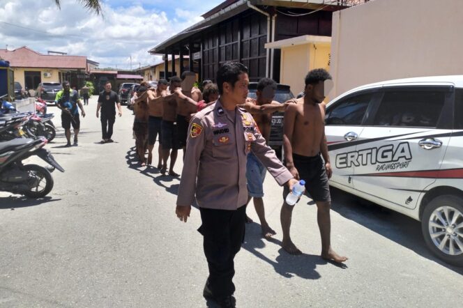 
					Polres Jayapura mengamankan 31 terduga pelaku penyerangan 6 polisi saat pembubaran pesta ulang tahun, Rabu 28 Februari 2024. (Dok Humas Polres Jayapura)