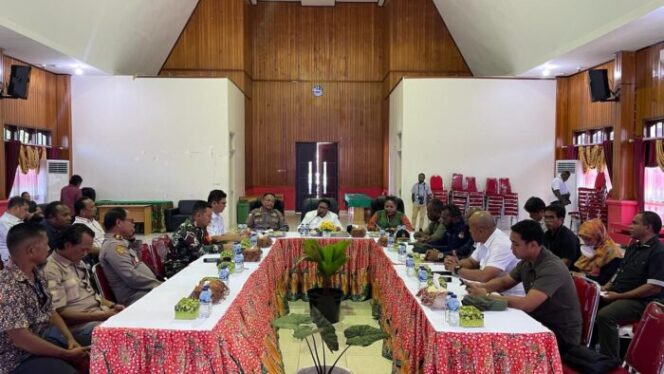 
					Penjabat Gubernur Papua Tengah, Ribka Haluk saat memimpin rapat koordinasi pemantapan rekapitulasi hasil Pemilu 2024 di Nabire, Rabu 28 Februari 2024. (Dok Pemprov Papua Tengah)