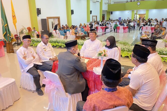 
					Penjabat Wali Kota Jayapura, Frans Pekey menjadi saksi dalam pernikahan pasangan secara massal di Aula Sian Soor, Rabu 28 Februari 2024. (KabarPapua.co/Natalya Yoku)