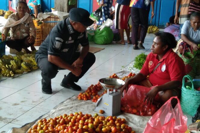 
					Penjabat Bupati Kepulauan Yapen, Welliam Manderi saat berbincang dengan pedagang tomat lokal di Pasar Aroro Iroro Serui, Kamis 1 Februari 2024. (KabarPapua.co/Ainun Faathirjal)