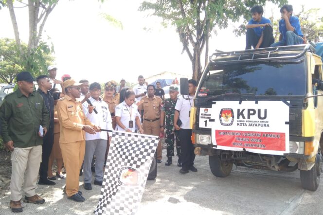 
					Penjabat Wali Kota Jayapura, Frans Pekey melepas distribusi logstik menuju Distrik Muara Tami, ,Senin 12 Febuari 2024. (KabarPapua.co/Natalya Yoku)