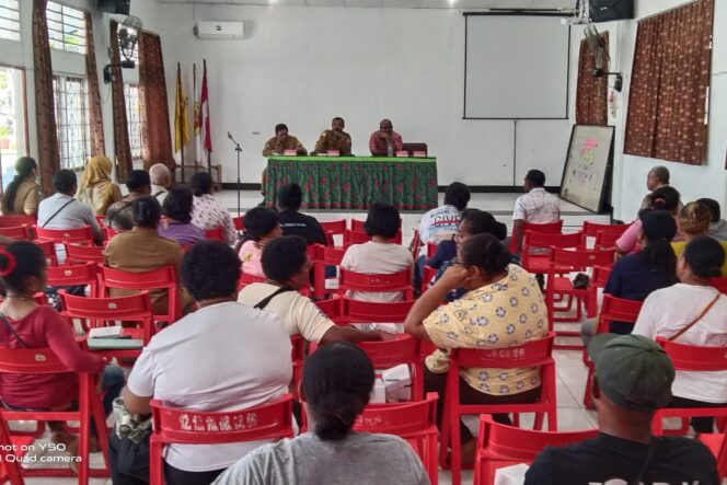 
					Ketua Pansus Otsus DPRD Kota Jayapura , Mukri Hamadi melakukan monitoring Dana BOSDA di SMPN 9, Senin 12 Februari 2024. (KabarPapua.co/Natalya Yoku)