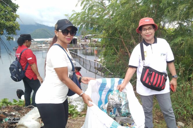 
					Gerakan bersih-bersih sampah plastik di kawasan Teluk Youtefa, Kota Jayapura, Papua, Jumat 23 Februari 2024. (KabarPapua.co/Natalya Yoku)