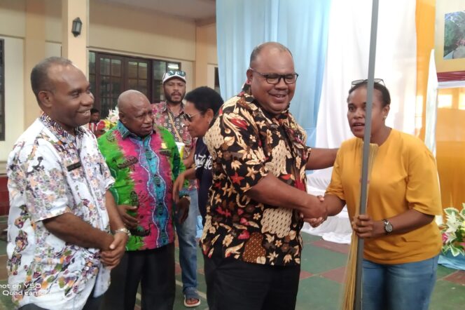 
					Penjabat Sekda Kota Jayapura, Robby Kepas Awi menyalami pekerja program Padat Karya tahap pertama, Jumat 23 Februari 2024. (KabarPapua.co/Natalya Yoku)