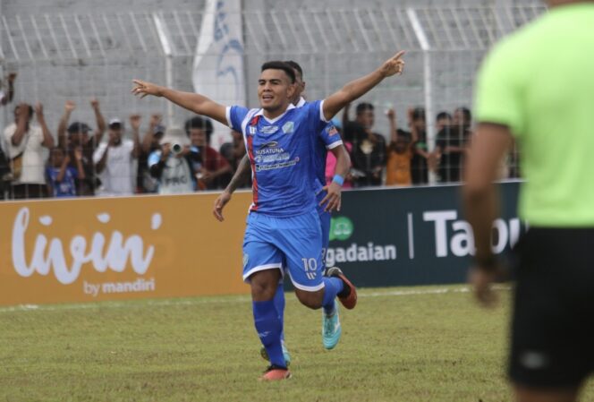 
					Selebrasi Alexandro Ferreira usai menjebol gawang Persiraja Banda Aceh di Stadion Cendrawasih, Biak Numfor, Kamis 29 Februari 2024. (KabarPapua.co/PSBS Official)