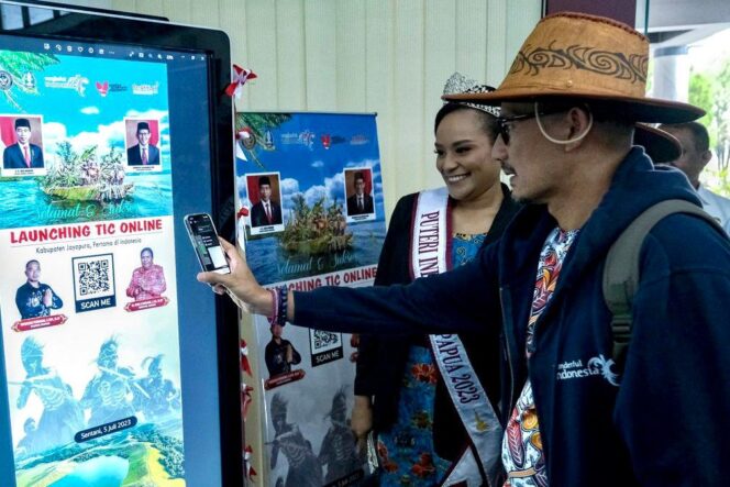 
					Menparekraf Sandiaga Salahuddin Uno meluncurkan Tourist Information Center (TIC) di Bandara Dortheys Hiyo Eluay (DJJ) sebagai upaya penyediaan sarana informasi bagi wisatawan yang berkunjung ke Jayapura, Papua. (Foto: Kemenkraf)