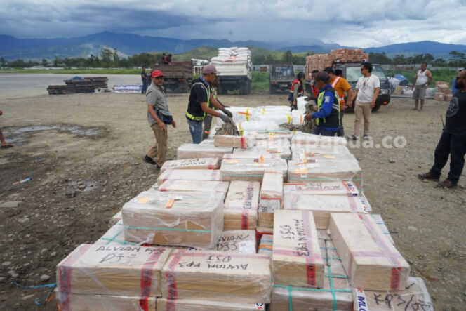 
					Logistik PSU 94 TPS Kabupaten Jayawijaya tiba di Bandara Wamena, Papua Pegunungan, Rabu 21 Februari 2024. (KabarPapua.co/Stefanus Tarsi)