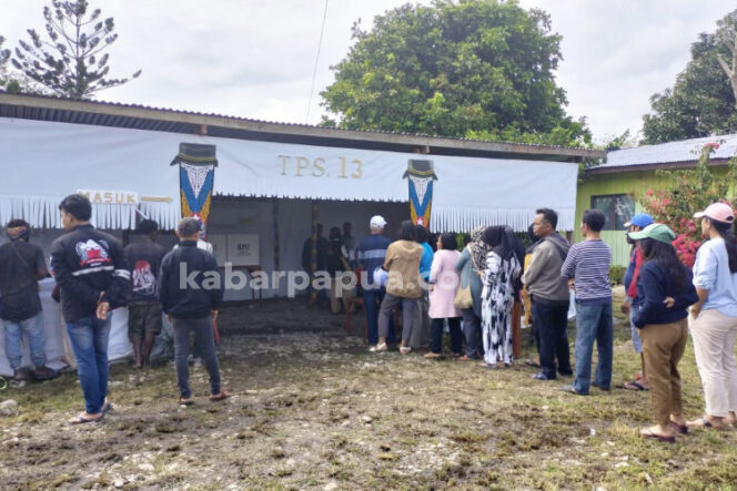 
					Penampakan warga mengantre untuk menyalurkan hak pilih di TPS 13 Wamena Kota, Rabu 14 Februari 2024. (KabarPapua.co/Stefanus Tarsi)