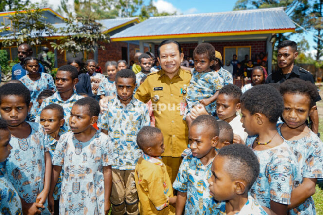 
					Momen Penjabat Bupati Jayawijaya, Sumule Tumbo bersama anak-anak panti asuhan, Selasa 13 Februari 2024. (KabarPapua.co/Stefanus Tarsi)