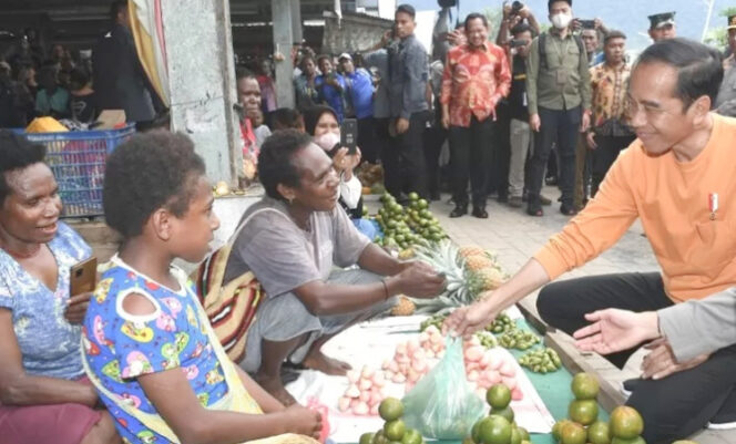 
					Presiden Joko Widodo mengunjungi Pasar Pharaa  Sentani, Kabupaten Jayapura, Papua, Jumat, 7 Juli 2023. (Foto: BPMI Setpres/Kris)