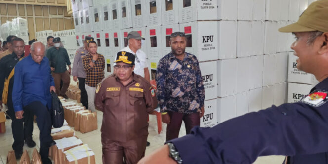 
					Pj Gubernur Papua Tengah, Ribka Haluk cek kesiapan logistik Pemilu di Timika. (Foto: Pemprov Papua Tengah)