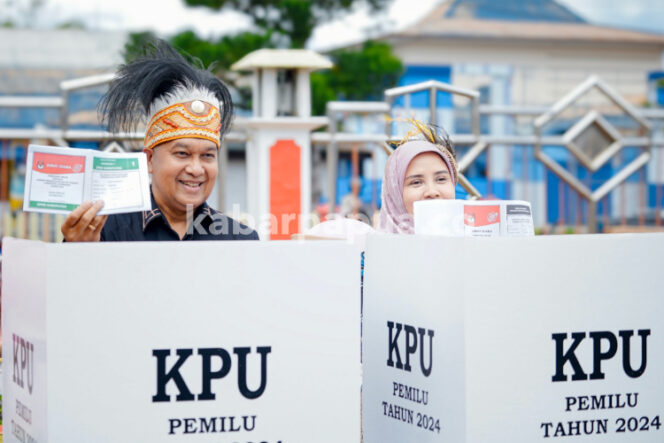 
					Pj Gubernur Papua Tengah, Velix Wanggai dan istri saat menyalurkan hak pilihnya di TPS 16  Kota Wamena. (KabarPapua.co/Stefanus Tarsi)