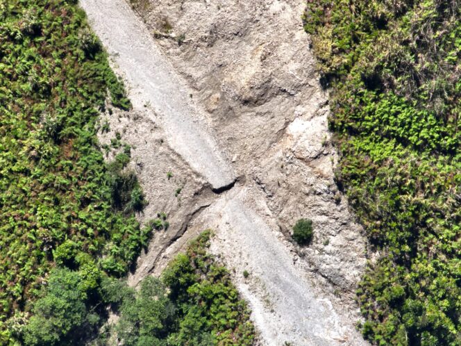
					Akses jalan memutus akses Jalan Trans Papua yang menghubungkan Sugapa - Titigi di Kabupaten Intan Jaya, Provinsi Papua Tengah diputus oleh KKB dengan cara menggali lobang selebar selebar 1,5 meter. Kerusakan ini terpantau dari foto udara. (Foto: Pendam Cenderawasih)  