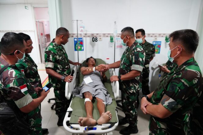 
					Pangdam XVII/Cenderawasih Mayjen TNI Izak Pangemanan membesuk korban penyerangan KKB di RSMI Jayapura, Selasa 6 Februari 2024. (Dok Pendam Cenderawasih)