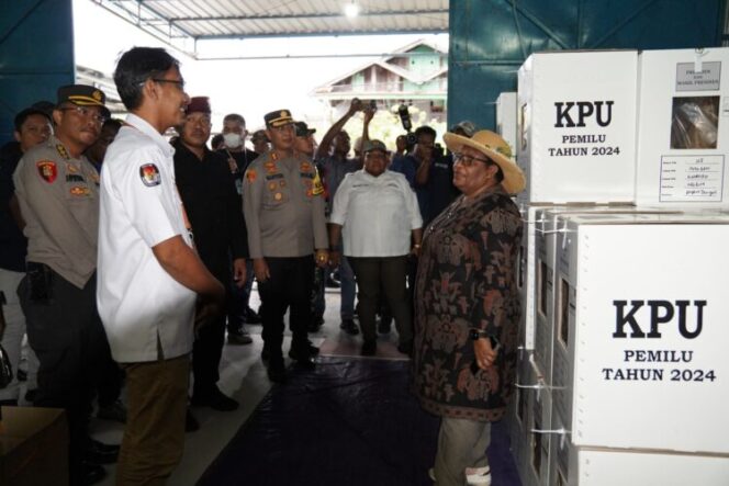 
					Peninjauan Pj Gubernur Papua Tengah, Ribka Haluk ke gudang logistik pemilu di Nabire. (Foto: Pemprov Papua Tengah)