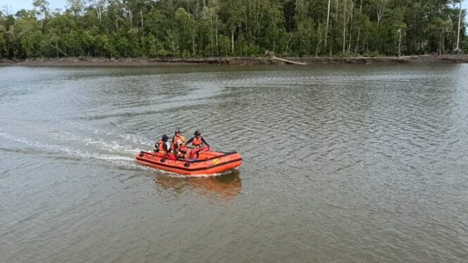 
					SAR gabungan melakukan pencarian korban KM Bayu Sentosa 03 dan longboat terbalik di perairan Timika. (Foto: SAR Timika)
