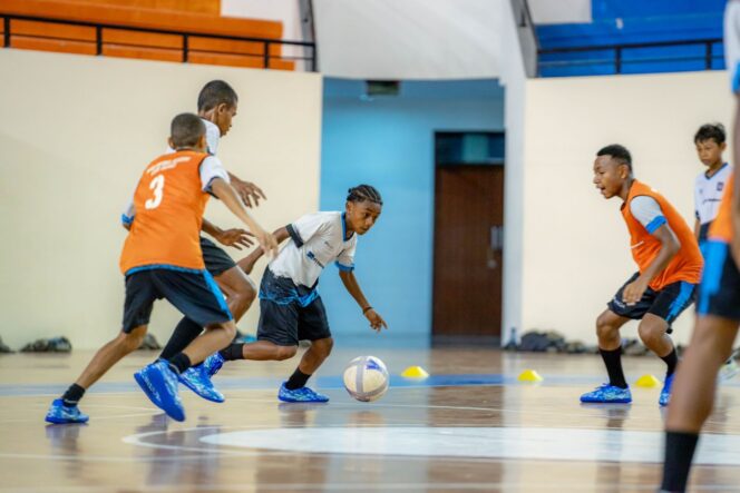 
					Siswa Papua Football Academy tengah berlatih. (Dok Freeport)