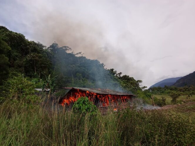 
					Kantor Distrik Baya Biru yang dibakar oleh sekelompok orang. (Foto: Polda Papua)