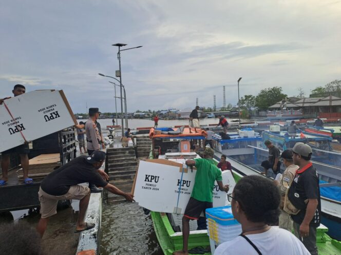 
					Pendistribusian logistik pemilu di Asmat mengunakan kapal kayu. (Kabarpapua.co/Abdel Syah)