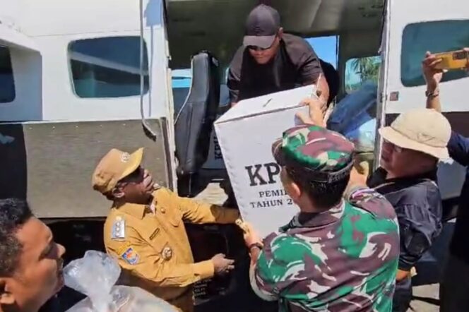 
					Penjabat Bupati Nduga, Edison Nggwijangge melepas distribusi logistik Pemilu, Senin 12 Februari 2024. (KabarPapua.co/Stefanus Tarsi)